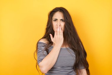 - Evet. Sanırım ben söyledim! Kadının portresini kapat. Ağzını aç, avuç içini aç. Büyük gözlerle kameraya bak..