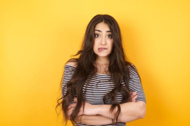 Tarz sahibi genç Avrupalı bir kadının yalnız portresi. Ağzını ısırıyor. Endişeli ve korkmuş görünüyor..