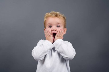 Stüdyoda izole edilmiş sevimli bir çocuk. 