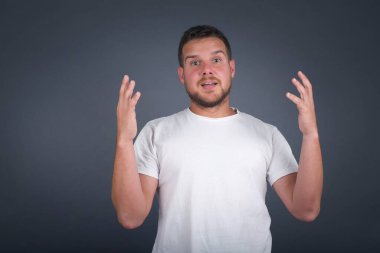 İnsanlar, başarı, galibiyet, zafer, heyecan, hedefler, kararlılık ve başarı konsepti. Neşeli heyecanlı şanslı öğrenci tezahürat yapıyor, başarıyı kutluyor, evet diye bağırıyor.