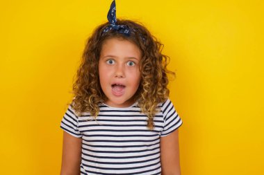 Çekici bir kız ağzı açık, ağzı açık ve ağzı açık bir şekilde şaşkın bir şekilde arkadaşının hikayesini dinlerken 