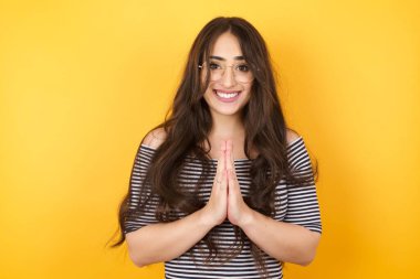 Güzel bir kadının yatay portresi avuç içlerini bir arada tutar, mutlu bir ifadesi vardır. Çekici bir dişinin merhamet dileyip istekte bulunmasına sevindim. Umutlu genç yetişkin.