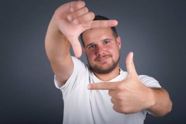 Genç bir adamın portresi. Neşeli yüzlü, neşeli bir erkek. Kameraya doğru hareketler yapıyor..