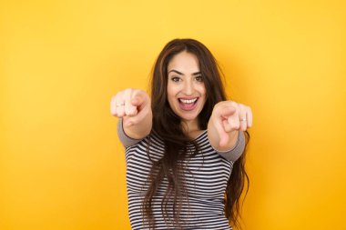 Kameraya iki parmağını göstererek, 