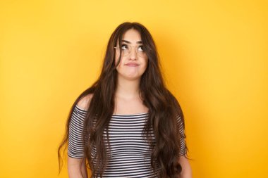 Hüzünlü, genç bir kadının dudaklarıyla bakması, önemli bir şeyi düşünmesi, ellerini aşağıda tutması..