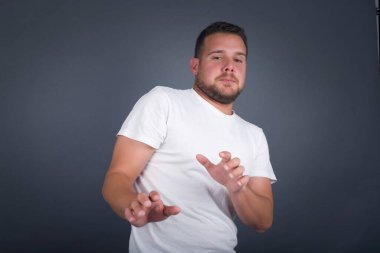 Ne kadar iğrenç! Tıraşsız, sıradan giyinmiş genç bir adam şöyle diyor: 