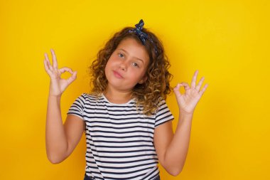 Sevindim. İki elinle işaret et. Onayla, neşeli bir yüz ifaden var.. 