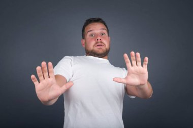 Tatmin olmayan erkek model kaşlarını çatar, iğrenç bir ifadeye sahiptir, dilini gösterir, itaatsizliğini ifade eder, birine sinirlenir, reddedenler bir şeyler yapar. İnsanlar ve olumsuz yüz ifadeleri