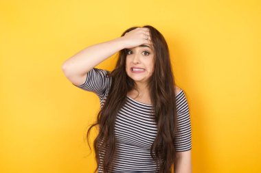 Tüh, ne yaptım ben? Güzel bir kadın, korkmuş ve pişmanlık dolu bir ifadeyle elini alnından tutuyor. Ayakta günlük giysiler giyiyordu. 