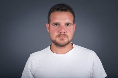 Neşeli mavi gözlü çocuğun belini kaldır kameraya bak, bir şey düşün. İki kolunu da indir, tarafsız yüz ifadesi.. 