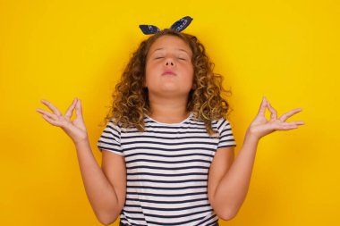 Meditasyon, din ve ruhani uygulamalar. Güzel kız gözlerini kapalı tutuyor, parmaklarını Mudra jestinde tutuyor..