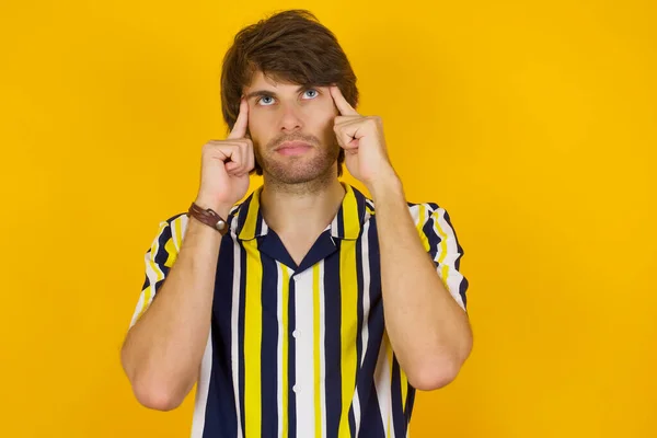 Soñador Hombre Caucásico Con Expresión Reflexiva Mantiene Mano Cerca Cara — Foto de Stock