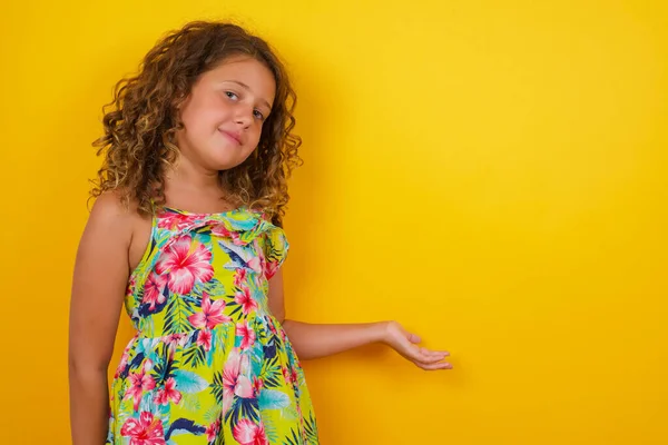 Retrato Menina Bonita Usando Vestido Verão Fundo Amarelo Com Braço — Fotografia de Stock