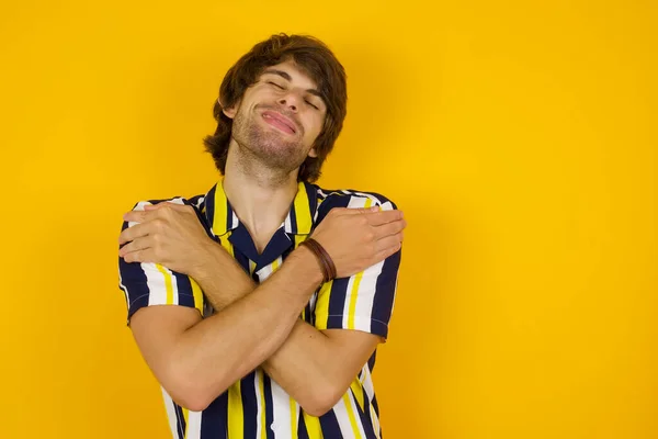 Joven Hombre Hipster Abrazarse Feliz Positivo Sonriendo Confiado Amor Propio —  Fotos de Stock