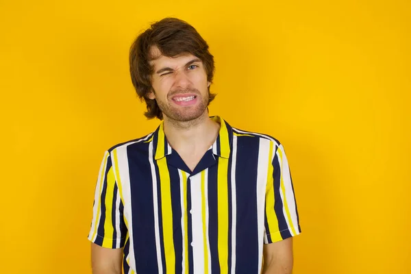 Jovem Bonito Piscando Olhos Com Prazer Tendo Expressão Feliz Expressões — Fotografia de Stock