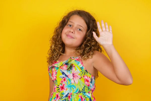 Jovem Menina Bonita Usando Vestido Verão Fundo Amarelo Acenando Dizendo — Fotografia de Stock