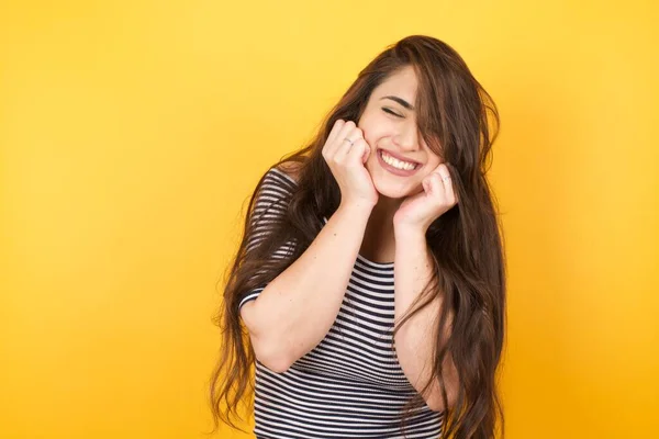 Sevimli Avrupalı Genç Bir Öğrencinin Portresi Heyecanla Dolu Mutluluğu Ifade — Stok fotoğraf