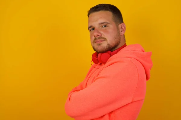 Junger Schöner Mann Mit Verschränkten Armen Gegen Gelbe Wand — Stockfoto