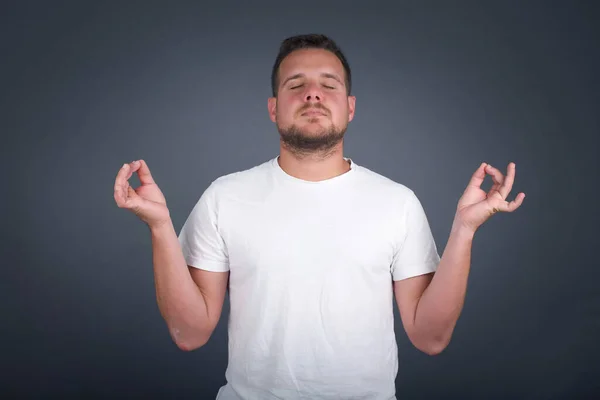 Meditatie Religie Spirituele Oefening Knappe Jongeman Die Ochtends Binnen Yoga — Stockfoto