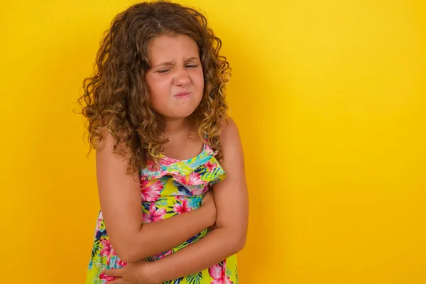 Kleines Mädchen Sommerkleid Auf Gelbem Hintergrund Leidet Unter Starken Bauchschmerzen — Stockfoto