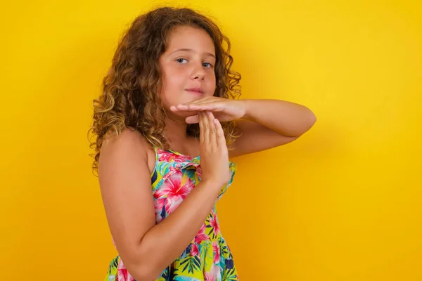 Jong Meisje Draagt Zomerjurk Gele Achtergrond Moe Verveeld Het Maken — Stockfoto