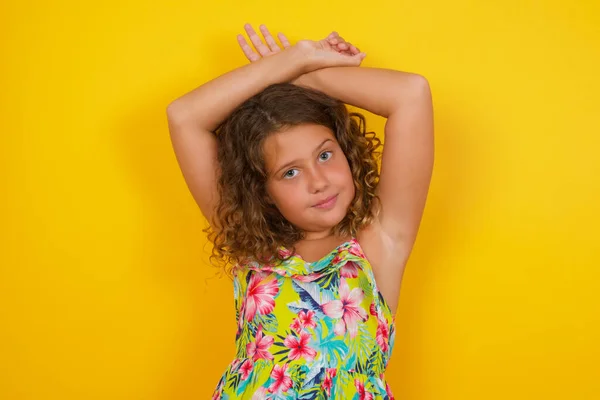 Porträt Der Schönen Kleinen Mädchen Trägt Sommerkleid Auf Gelbem Hintergrund — Stockfoto