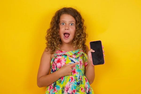 Aufgeregtes Kleines Mädchen Sommerkleid Auf Gelbem Hintergrund Das Mit Dem — Stockfoto