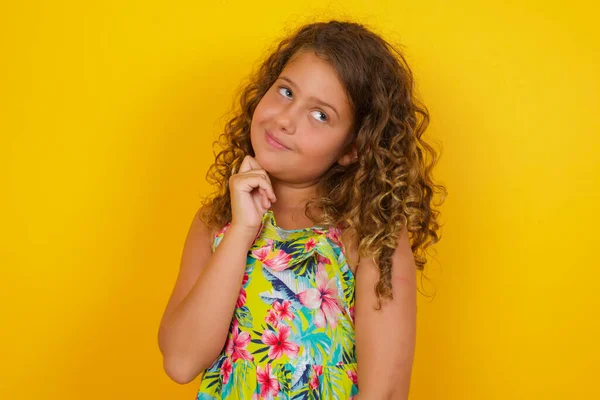 Enfrenta Expresiones Emociones Pensativo Joven Bonita Niña Usando Vestido Verano — Foto de Stock