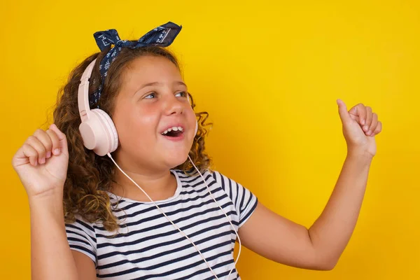 Meisje Dragen Casual Kleding Tegen Oranje Muur Dansen Luisteren Muziek — Stockfoto