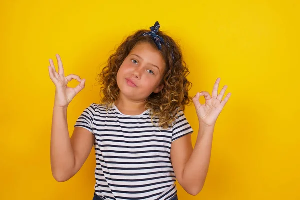 Frohes Mädchen Zeigt Zeichen Mit Beiden Händen Als Ausdruck Der — Stockfoto