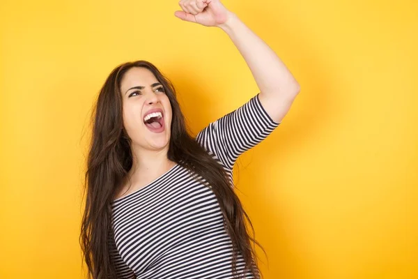 Aantrekkelijke Blanke Vrouw Met Lang Haar Vieren Een Overwinning Stoten — Stockfoto