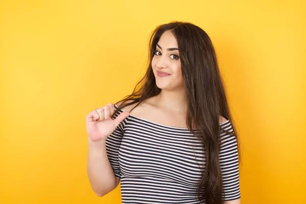 Close Van Vrolijke Mooie Blanke Vrouw Met Lang Haar Ziet — Stockfoto