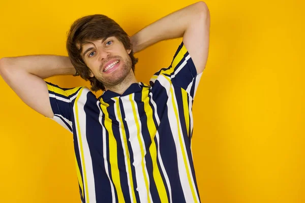 Confiança Conceito Coquete Retrato Jovem Encantador Sorrindo Amplamente Com Expressão — Fotografia de Stock