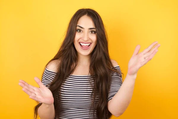 Vrolijke Vrouw Maakt Een Welkome Gebaar Armen Het Hoofd Geisoleerd — Stockfoto