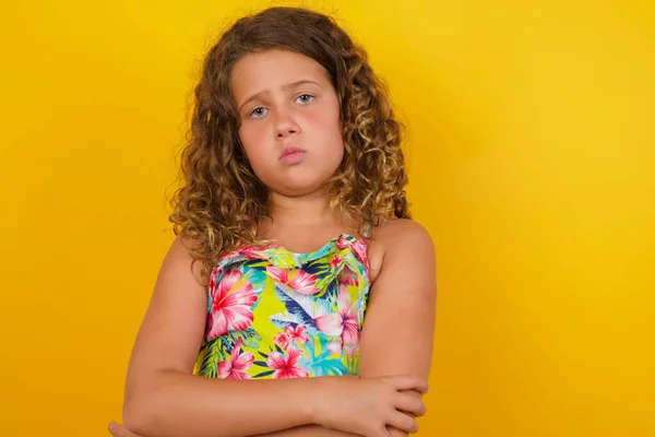 Taille Portret Van Mooi Klein Meisje Dragen Zomer Jurk Gele — Stockfoto