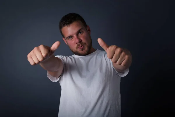 Giovane Uomo Biondo Sfondo Isolato Approva Facendo Gesto Positivo Con — Foto Stock