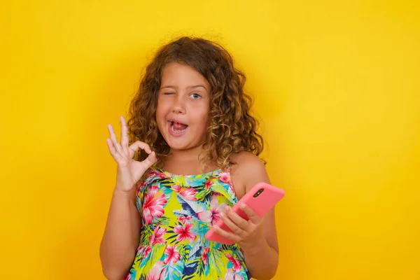 Porträt Eines Ziemlich Glücklichen Kleinen Mädchens Sommerkleid Auf Gelbem Hintergrund — Stockfoto