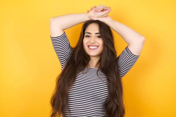 Retrato Una Hermosa Mujer Caucásica Con Pelo Largo Con Emoción — Foto de Stock