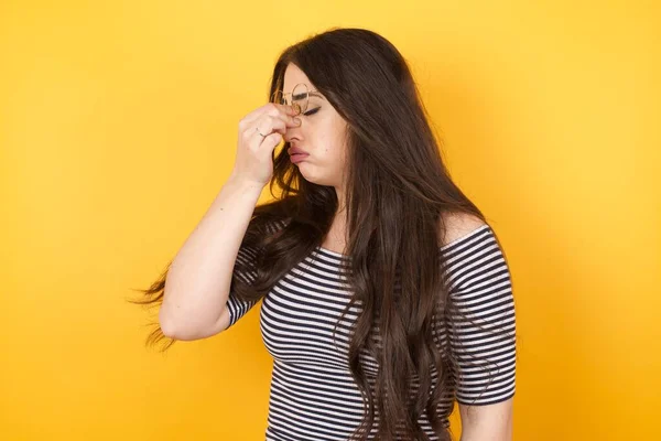 Mujer Muy Molesta Encantadora Agradable Tocando Nariz Entre Los Ojos — Foto de Stock