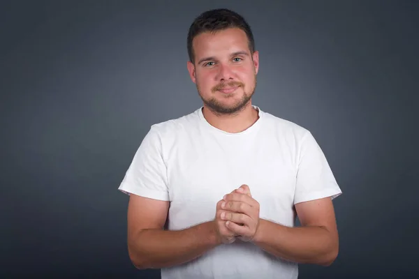 Gri Stüdyo Arka Planında Izole Edilmiş Yarı Boy Yakışıklı Erkek — Stok fotoğraf