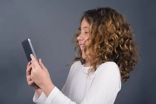 Grabado Estudio Linda Chica Con Teléfono Inteligente — Foto de Stock