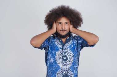 Kulakları elleriyle tıkayan bir adam hard rock veya yüksek sesle müzik dinlemek istemez. Avrupalı genç adam gürültüyü ya da gürültüyü görmezden geliyor ya da elleriyle kulaklarını kapatıyor ve sokakta yüksek seslerden kaçınıyor..