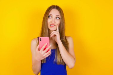 Cep telefonuyla rüya gören bir düşünce görüntüsü.