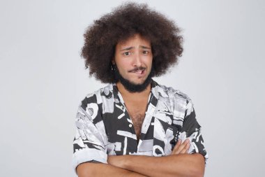 Yakışıklı genç adam gergin ve korkmuş dudaklarını ısırıyor ve sabırsızlıkla kameraya bakıyor..