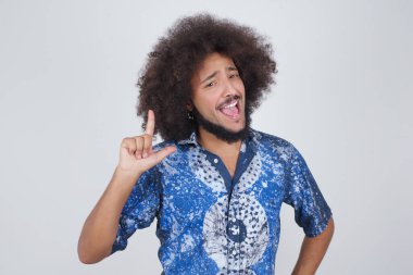 Hoş görünümlü genç adam modelinin yakın portresi zekice bir ifadeye sahiptir, bir parmağını kaldırır, önemli bir şeyi unutmaması gerektiğini hatırlar..