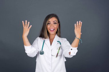 İnsanlar, başarı, galibiyet, zafer, heyecan, hedefler, kararlılık ve başarı konsepti. Neşeli heyecanlı şanslı doktor kadın tezahürat yapıyor, başarıyı kutluyor