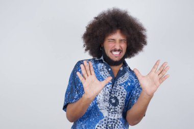 Tatmin olmayan erkek model kaşlarını çatar, iğrenç bir ifadeye sahiptir, dilini gösterir, itaatsizliğini ifade eder, birine sinirlenir, reddedenler bir şeyler yapar. İnsanlar ve olumsuz yüz ifadeleri