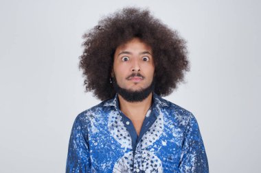 Geniş beyaz gülüşü olan yakışıklı genç adam arkadaşlarıyla tanışacağı için heyecanlanıyor ve güzel bir gün geçirmek için dışarı çıkıyor..