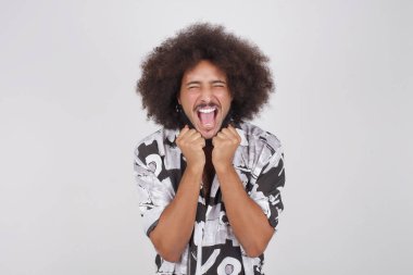 Mutlu bir insanın stüdyo çekimi, keyifli bir ruh halinde, çene altında el ele tutuşur. Ertesi gün için arkadaş fikrini sever. Gri duvarda izole olur. Pozitif duygular.