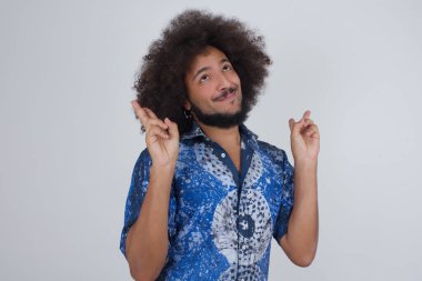 Neşeli Avrupalı bir adamın yalnız çekimi iki eliyle barış ya da zafer işareti yapar, rahat kıyafetler giyer, serin hisseder dişli bir gülümsemesi vardır, gri arka planda izole olur. İnsanlar ve vücut dili.